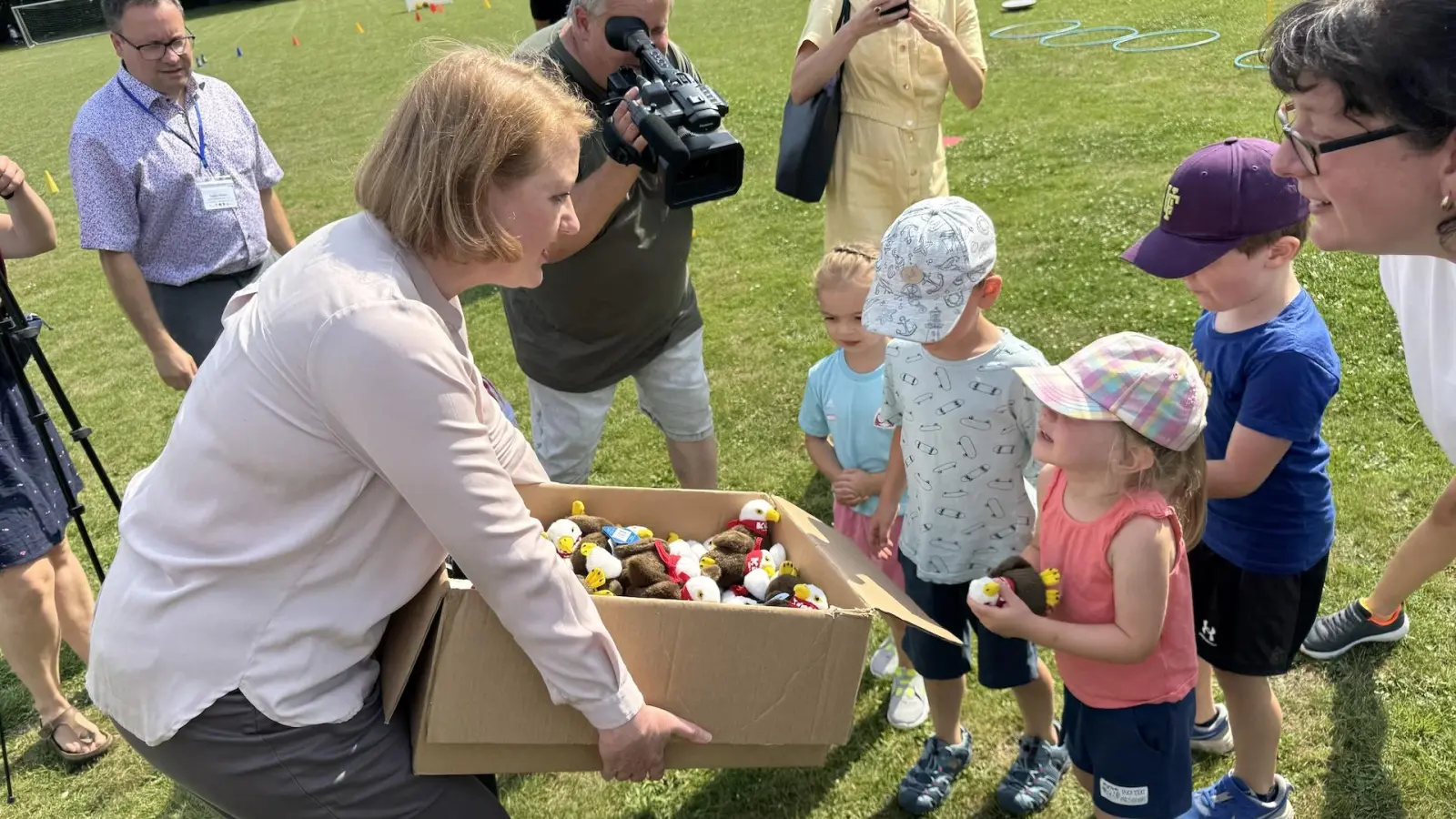 Lisa Paus hatte für die Kinder kleine Kuscheltiere dabei.  (Foto: Daniel Große)