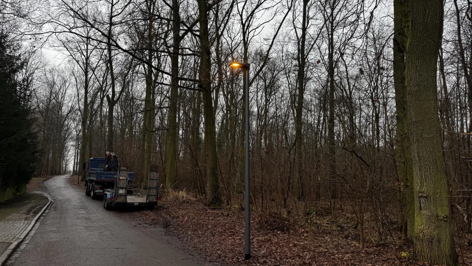 Durch die „Hölle” geht es ab sofort mit Beleuchtung. Zum Test leuchteten die Lampen heute auch am Tag. (Foto: Daniel Große)