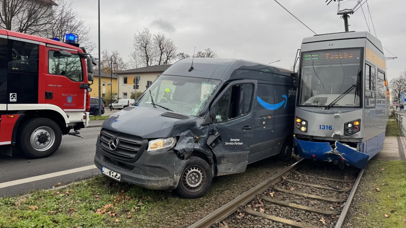 Straßenbahn und Transporter wurden erheblich beschädigt. (Foto: Daniel Große)