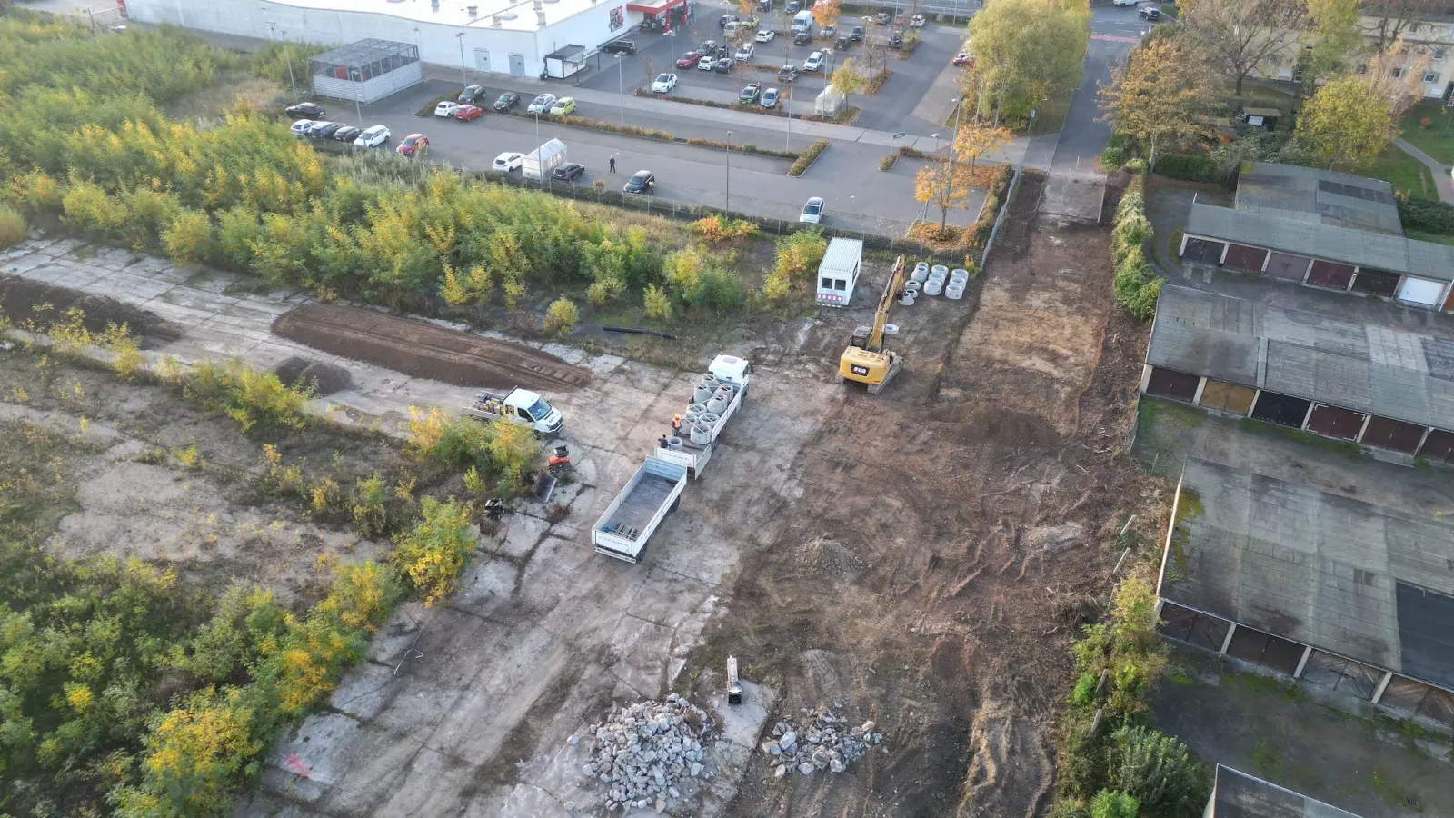 Der alte Plattenweg wurde abgebrochen, damit mit dem Bau der Straße begonnen werden kann. (Foto: Daniel Große)