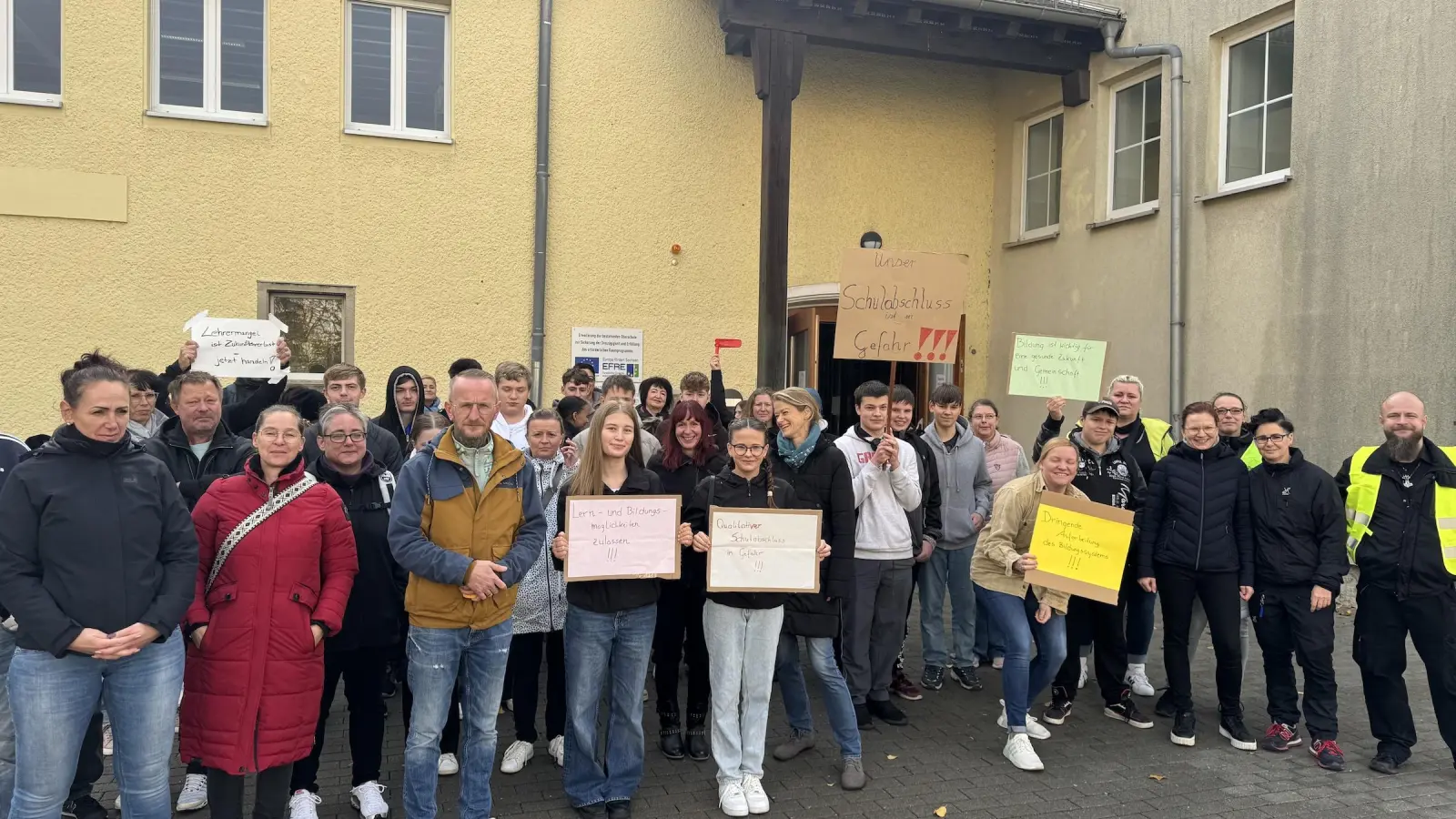 Schüler und Lehrer während der Kundgebung an der Oberschule Taucha. (Foto: Daniel Große)