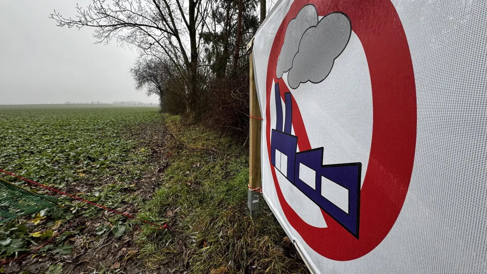 Blick zum BMW-Werk: Dieser Acker würde vernichtet, wenn das Industriegebiet sich Richtung Merkwitz ausweitet. (Foto: Daniel Große)