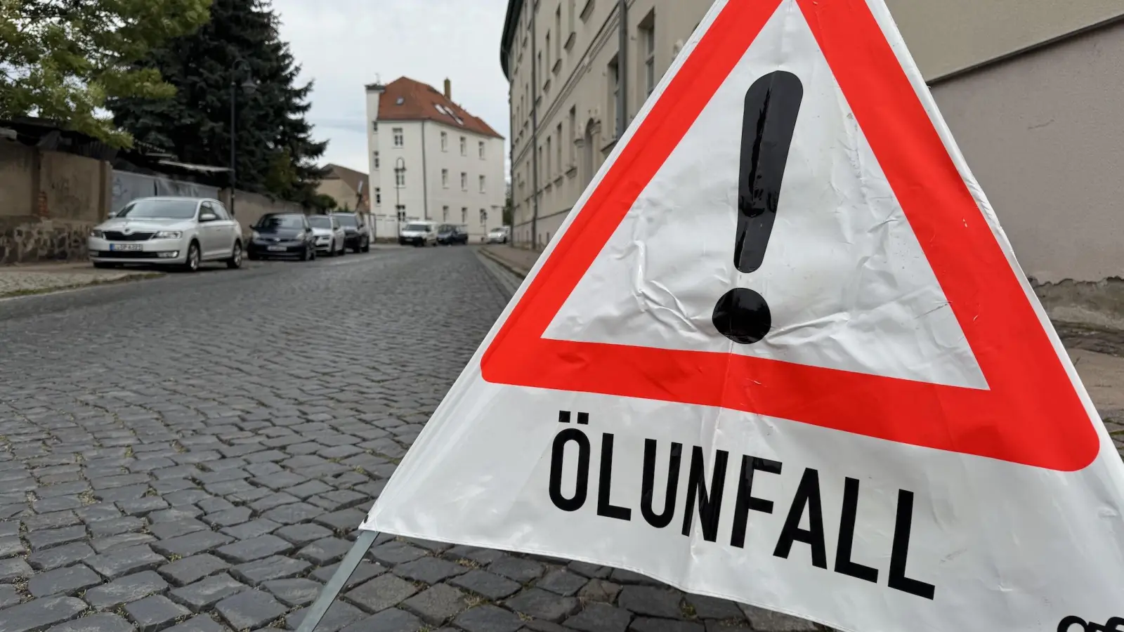 Die Freiwillige Feuerwehr Taucha beseitigte heute eine Ölspur auf der Marktstraße. (Foto: Daniel Große)