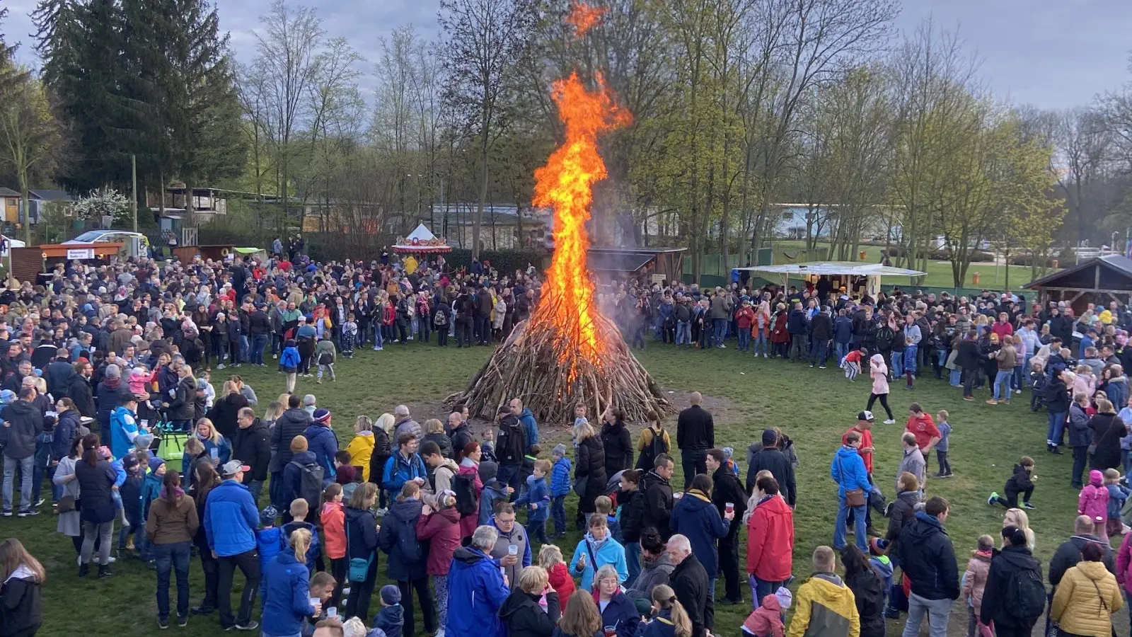 Das Osterfeuer 2022 auf der Festwiese. (Archivbild: Daniel Große)