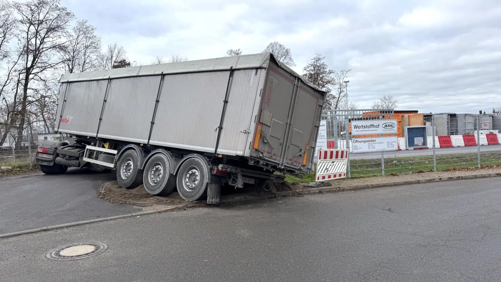 Nichts geht mehr - der LKW hat sich festgefahren. (Foto: Daniel Große)