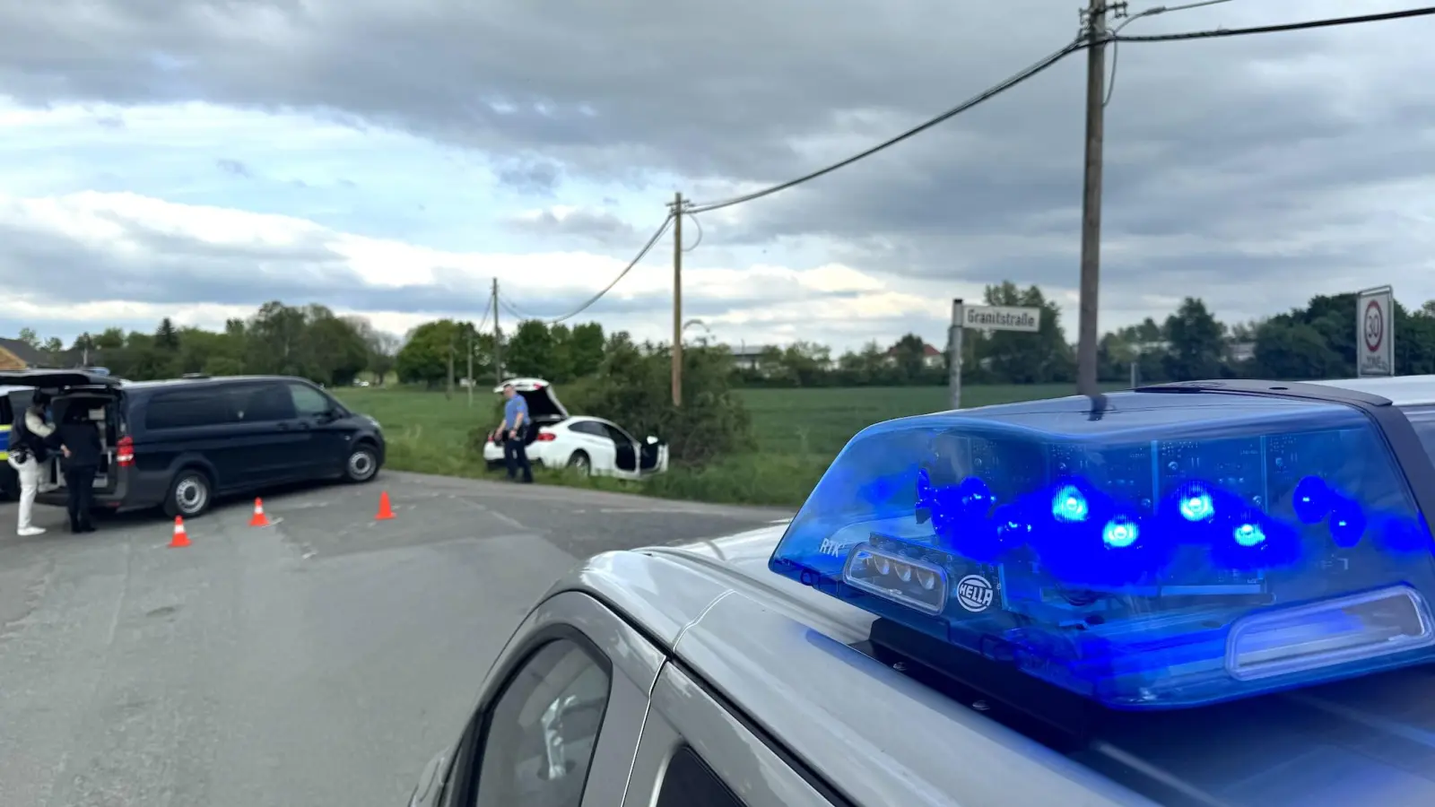 Der BMW landete im Gebüsch. (Foto: Daniel Große)