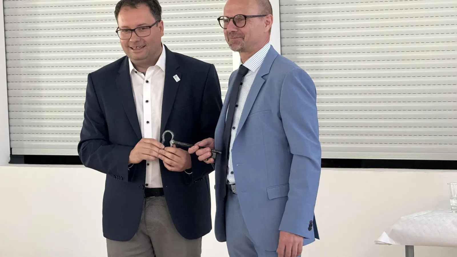 Symbolische Schlüsselübergabe von Tobias Meier an Mathias Götzl, den Schulleiter der Oberschule Taucha. In Wirklichkeit erfolgt der Zugang in den meisten Fällen über digitale Chips. (Foto: Daniel Große)