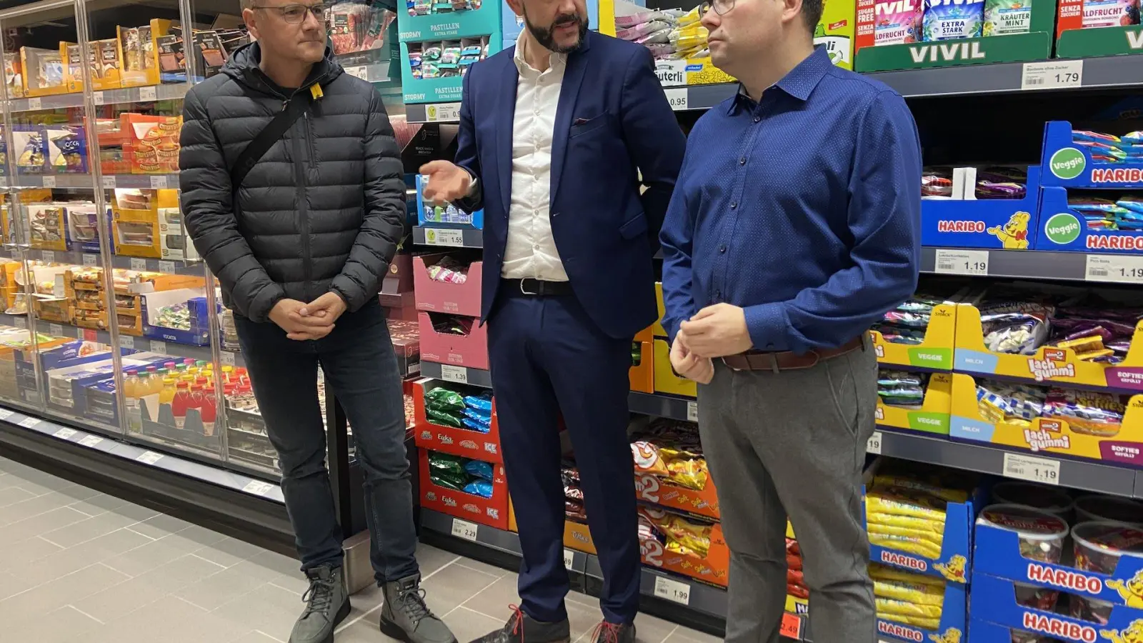 Bürgermeister Tobias Meier, ALDI-Expansionsleiter Torsten Spaller und Ronny Damm vom Förderverein der Regenbogenschule.im neuen ALDI-Markt Taucha (Foto: taucha-kompakt.de)