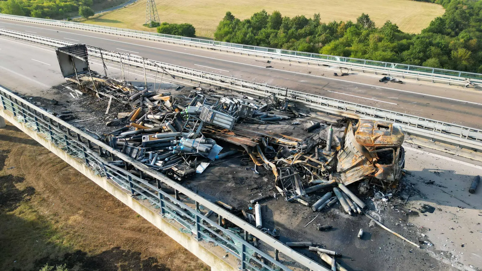 Der Gefahrgut-LKW brannte aus, mehrere Gasflaschen explodierten und wurden meterweit verteilt. (Foto: EHL Media)