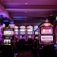 Die beliebten Spielautomaten können seit Juli 2021 legal in lizensierten Online-Casinos gezockt werden. Bildquelle: Benoit Dare / Unsplash (Foto: nordsachsen24.de)