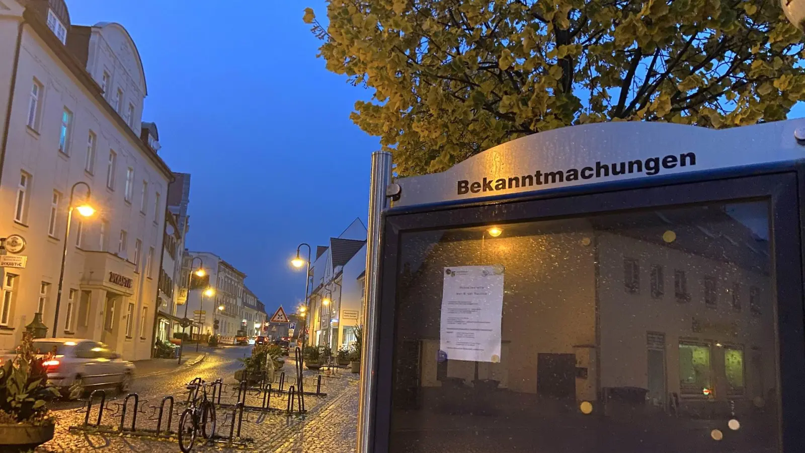 Die Bekanntmachungstafeln am Markt in Taucha (Foto: taucha-kompakt.de)