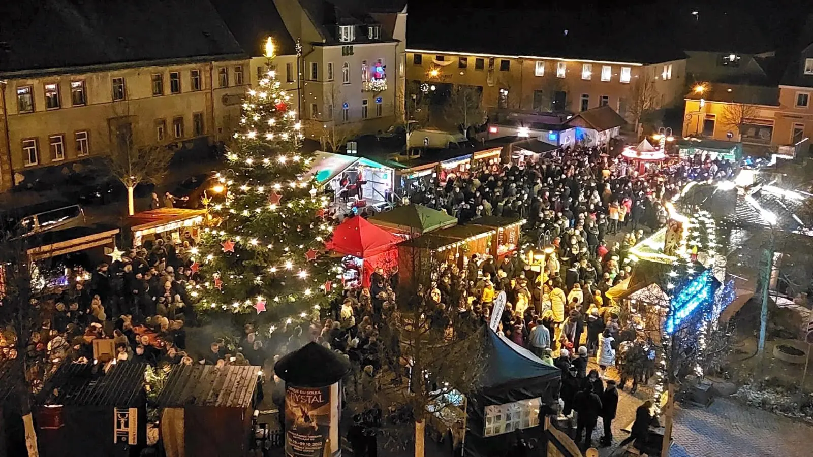 Der städtische Weihnachtsmarkt lockt auf den Marktplatz. (Foto: Frank Buchholz)