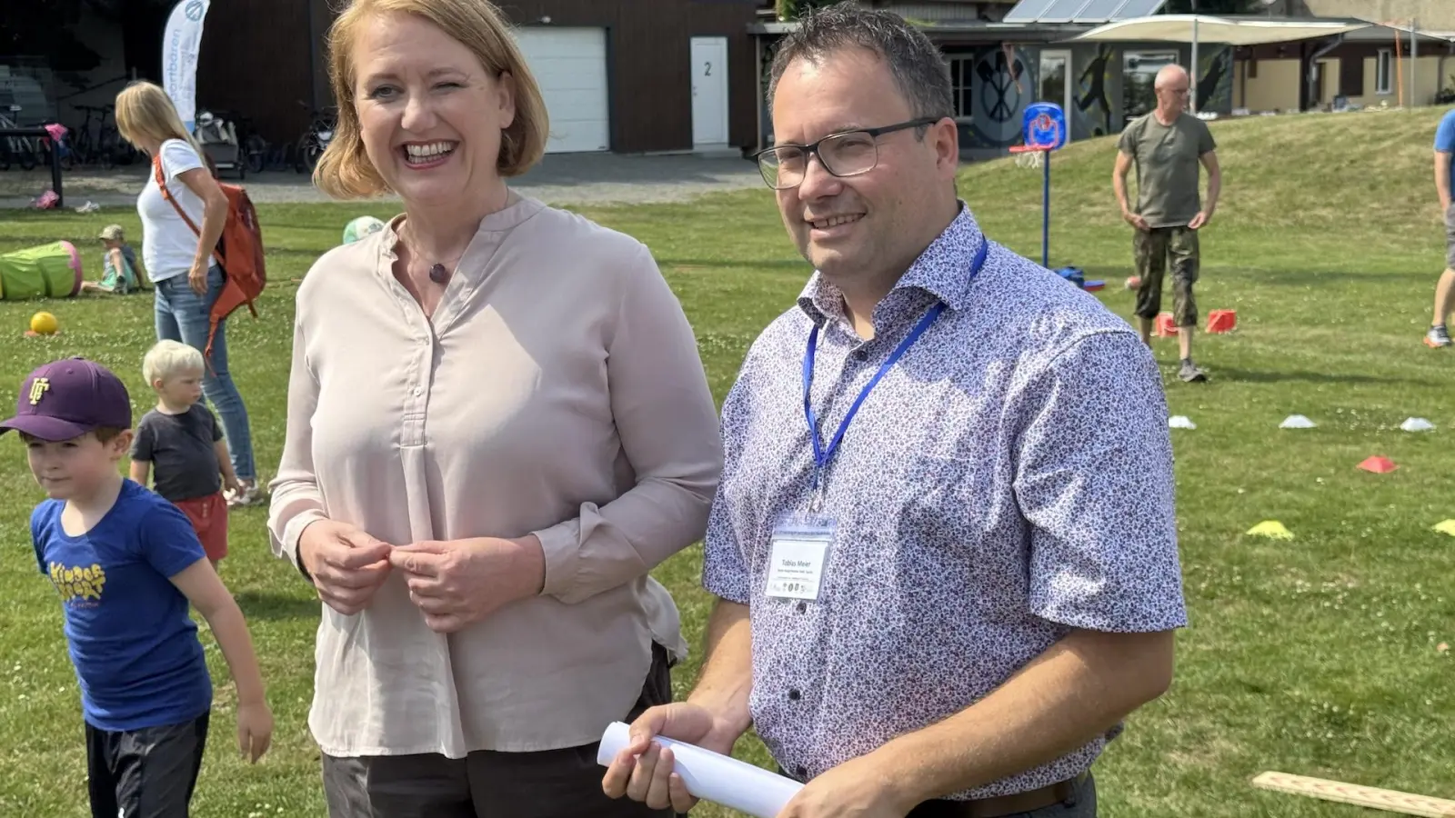 Tauchas Bürgermeister Tobias Meier mit Bundesfamilienministerin Lisa Paus.  (Foto: Daniel Große)