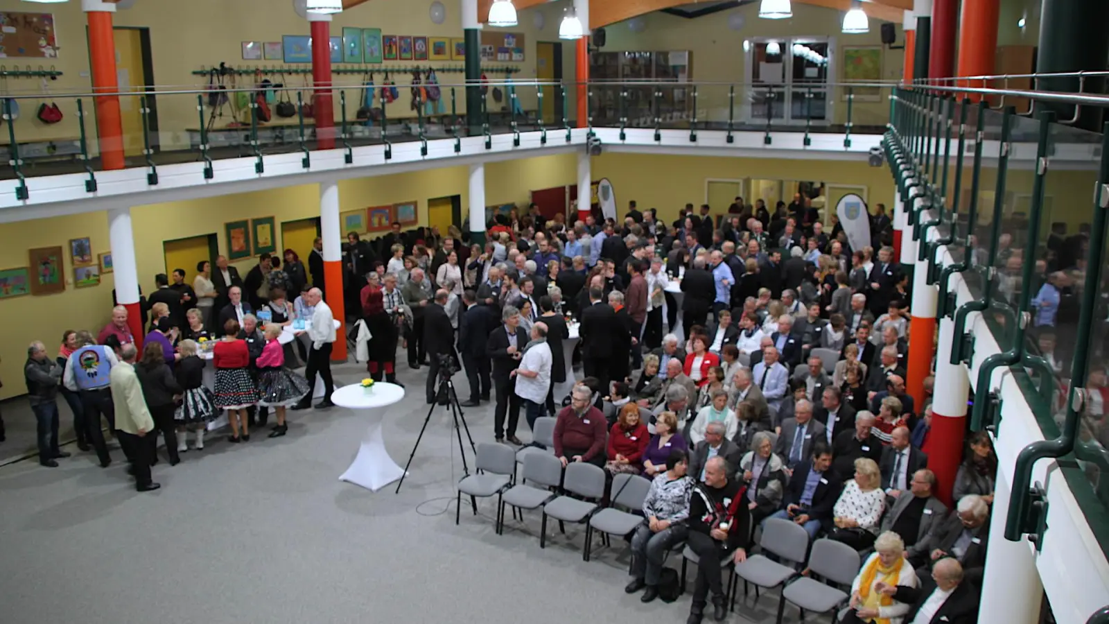 Das Atrium der Grundschule Am Park war bislang ein beliebter Veranstaltungsort – wie hier beim Neujahrsempfang der Stadt Taucha 2019. Politische Veranstaltungen sollen dort nun nicht mehr stattfinden. (Foto: taucha-kompakt.de)