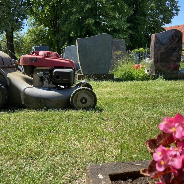 Dein Job als Friedhofsmitarbeiter wartet in Taucha! (Foto: Anzeige)