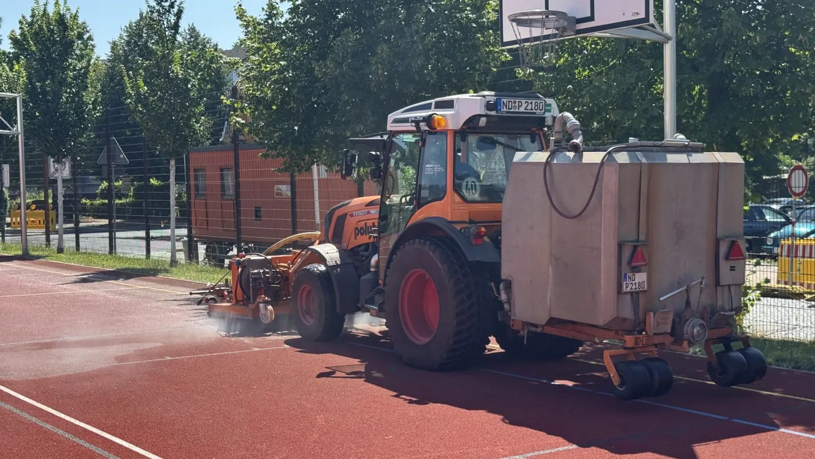 Mit heißem Wasser und Bürsten ging es dem Schmutz auf dem Spielfeld an der Mehrzweckhalle an den Kragen. (Foto: Daniel Große)