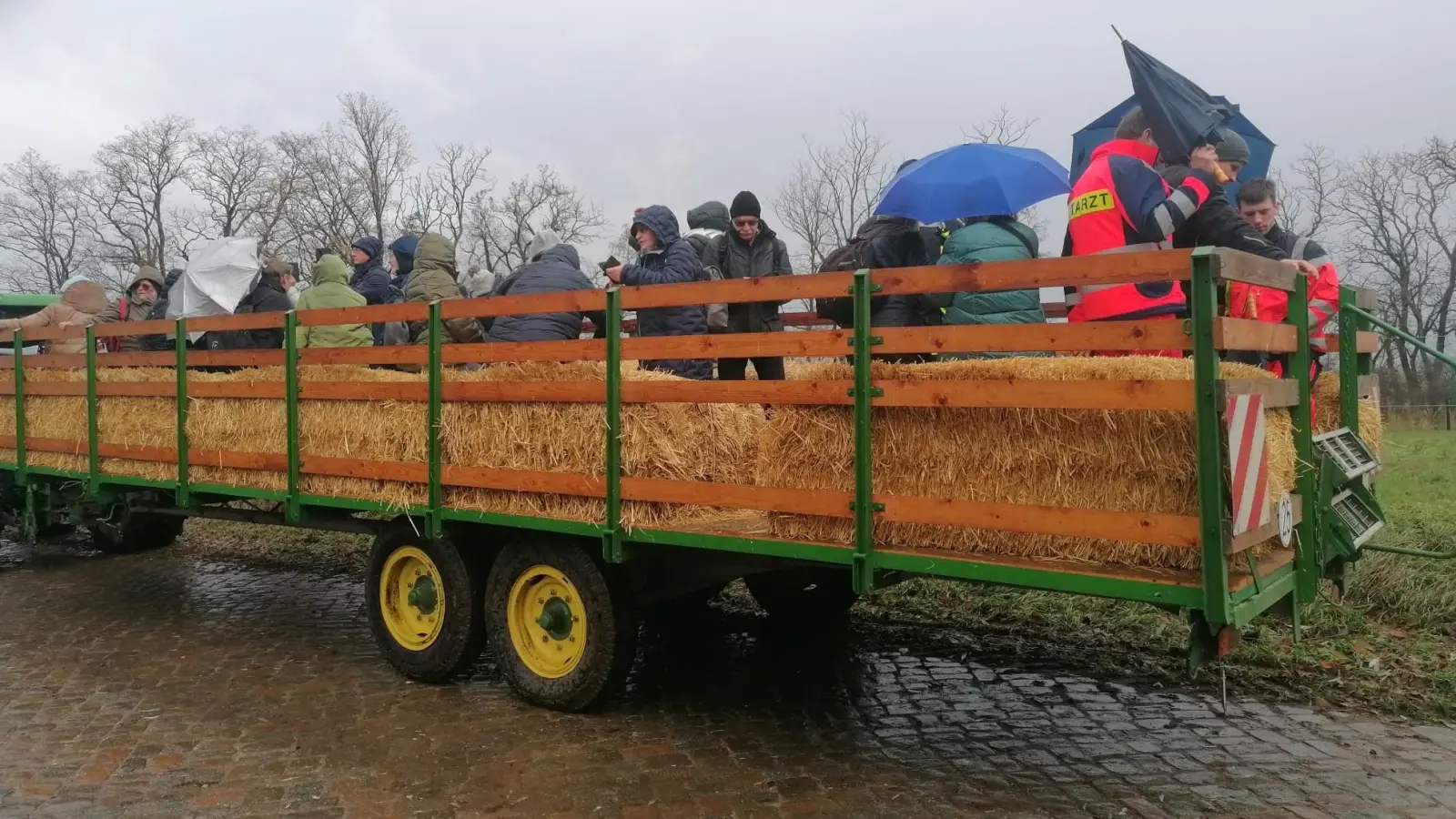 Die Passagiere wurden mit diesem Anhänger vom Schiff weggebracht (Foto: Feuerwehr Belgern)