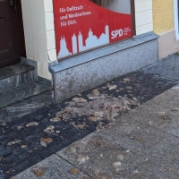 Gülle-Anschlag vor dem SPD-Büro Delitzsch. (Foto: SPD Delitzsch)
