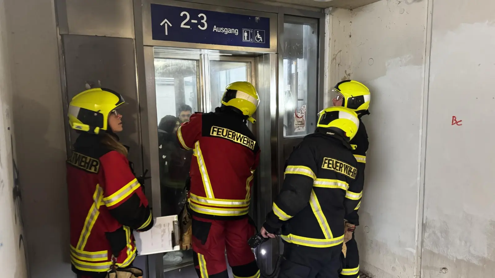 Die Freiwillige Feuerwehr Taucha befreite zwei eingeschlossene Personen aus dem Aufzug. (Foto: Daniel Große)