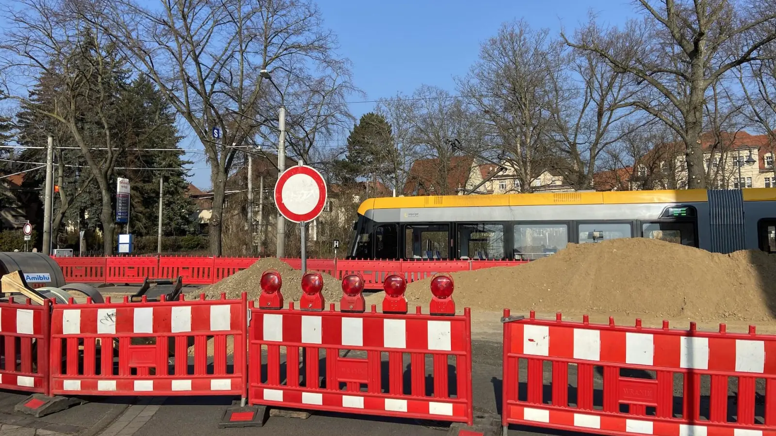 Alles gesperrt: Fußgänger müssen entlang der B87 weite Wege laufen (Foto: taucha-kompakt.de)