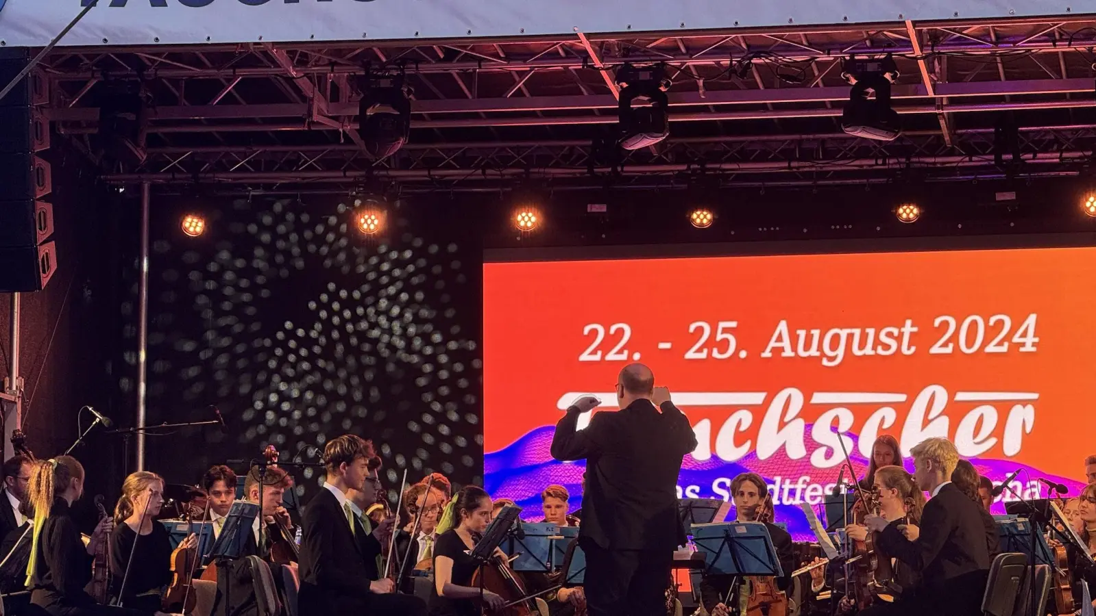 Dirigiert wird das Orchester von Ron-Dirk Entleutner.  (Foto: Daniel Große)