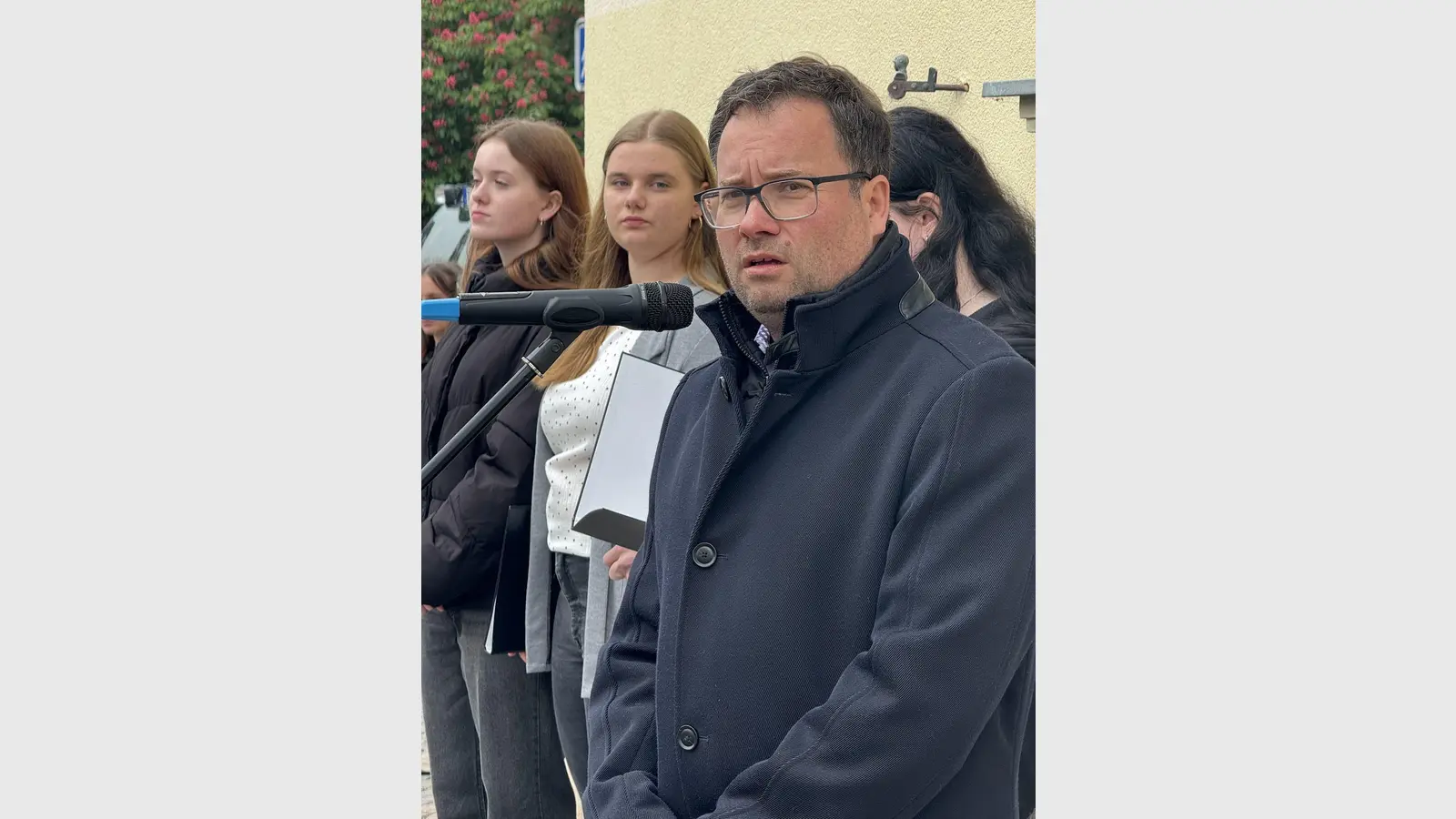 Tauchas Bürgermeister Tobias Meier erinnerte an die Schrecken der NS-Zeit. (Foto: Daniel Große)