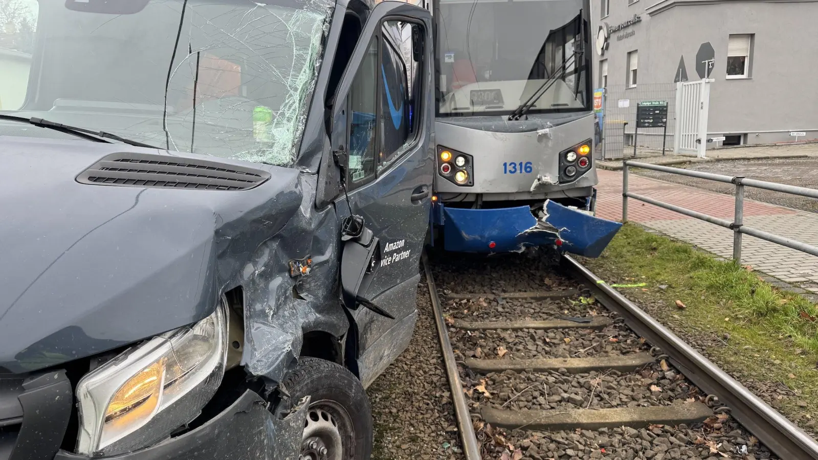 Straßenbahn und Transporter wurden erheblich beschädigt. (Foto: Daniel Große)