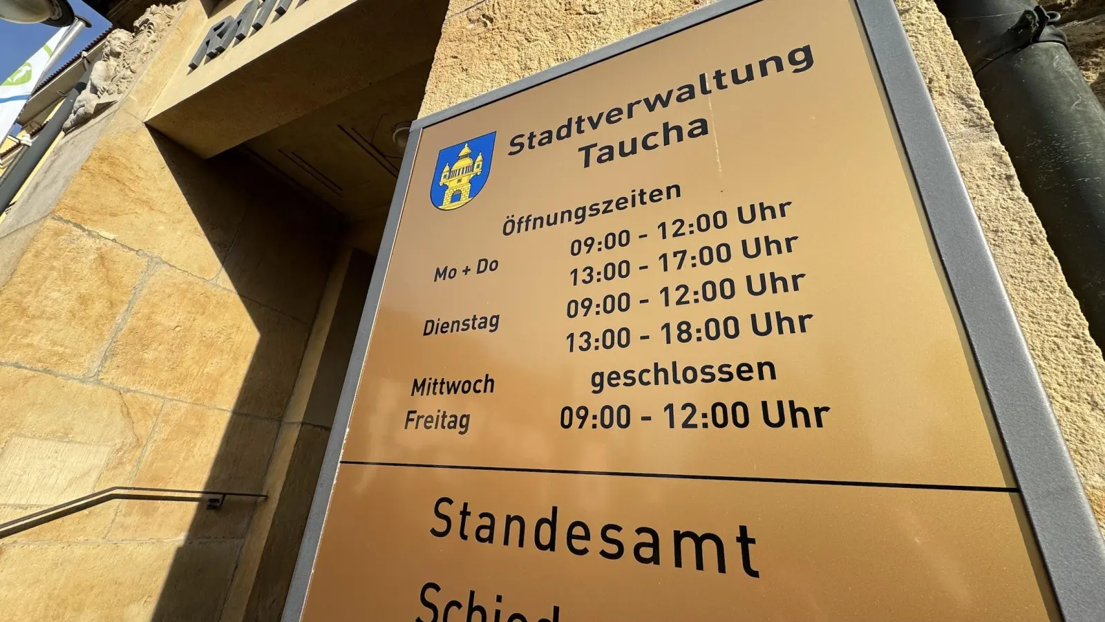 Eingang des Tauchaer Rathauses mit Hinweisschild für das Standesamt. (Foto: Daniel Große)