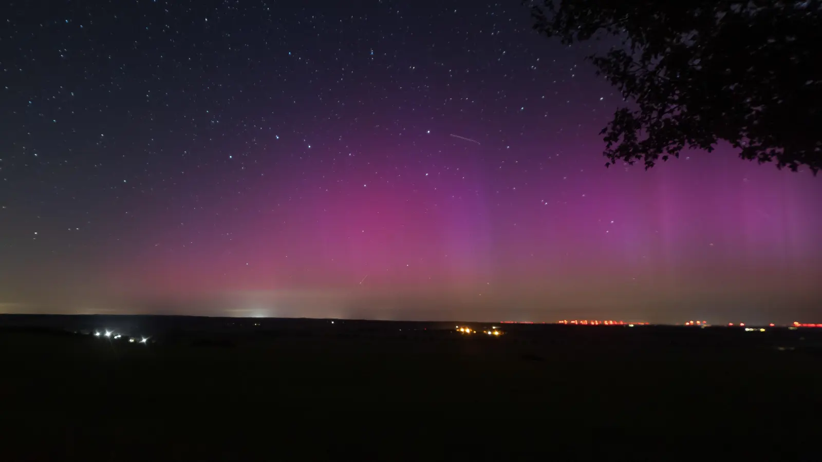 Nordlichter und Sternschnuppen im Gemeindegebiet Liebschützberg am frühen Morgen des 12. August 2024. (Foto: EHL Media/Tim Meyer)