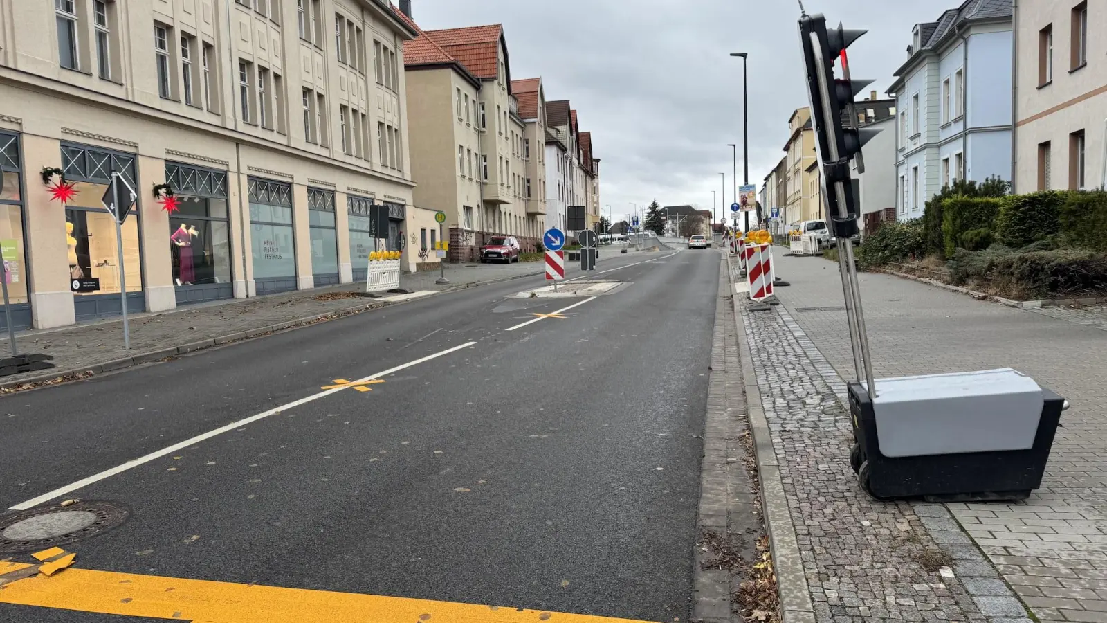 In diesem Bereich der Portitzer Straße werden Abwasserschächte saniert. (Foto: Daniel Große)