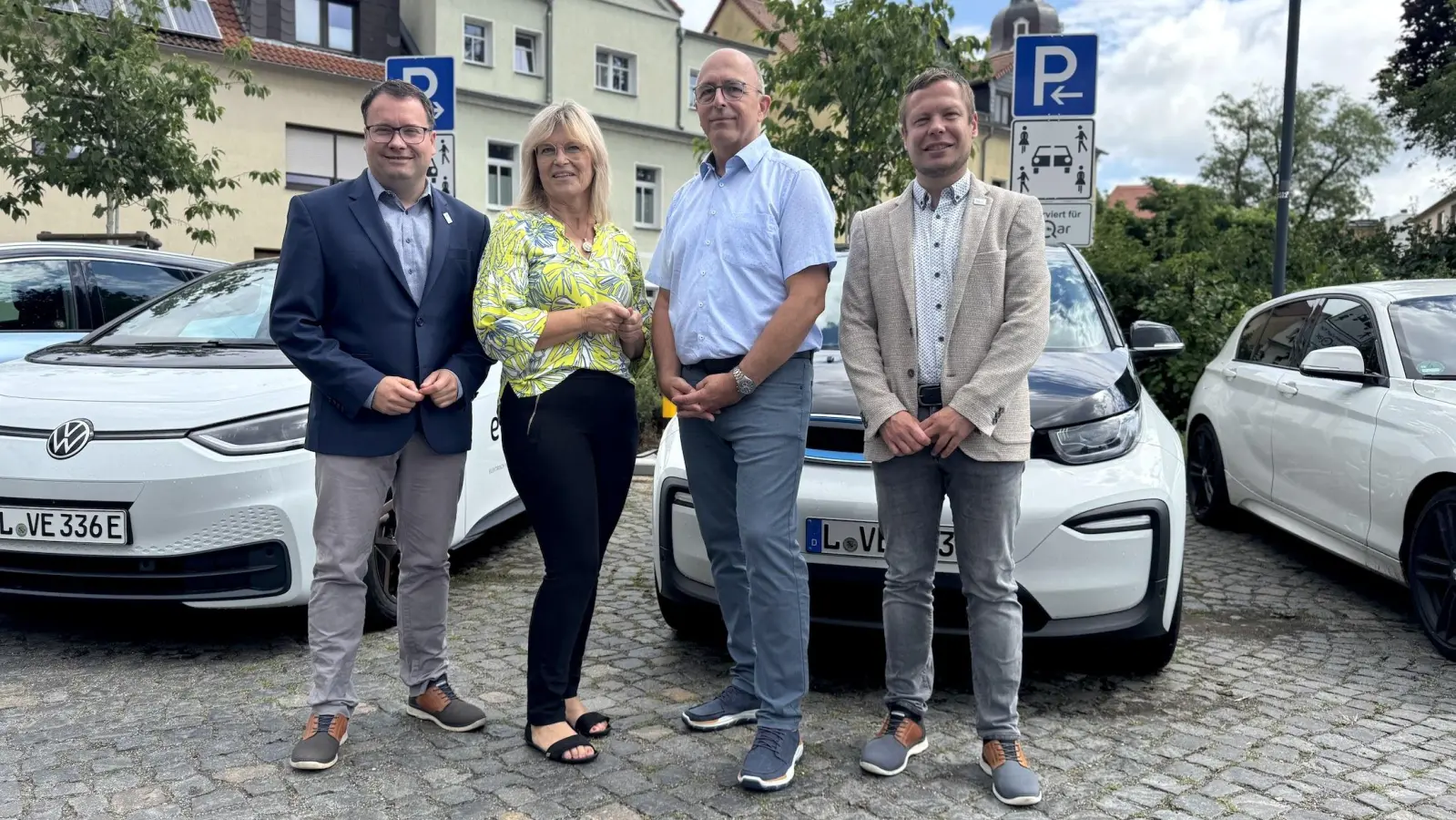 Tauchas Bürgermeister Tobias Meier, Konstanze Lange und Steffen Friedrich von der enviaM sowie Tauchas Kämmerer Marcus Rietig (v.l.) (Foto: Daniel Große)