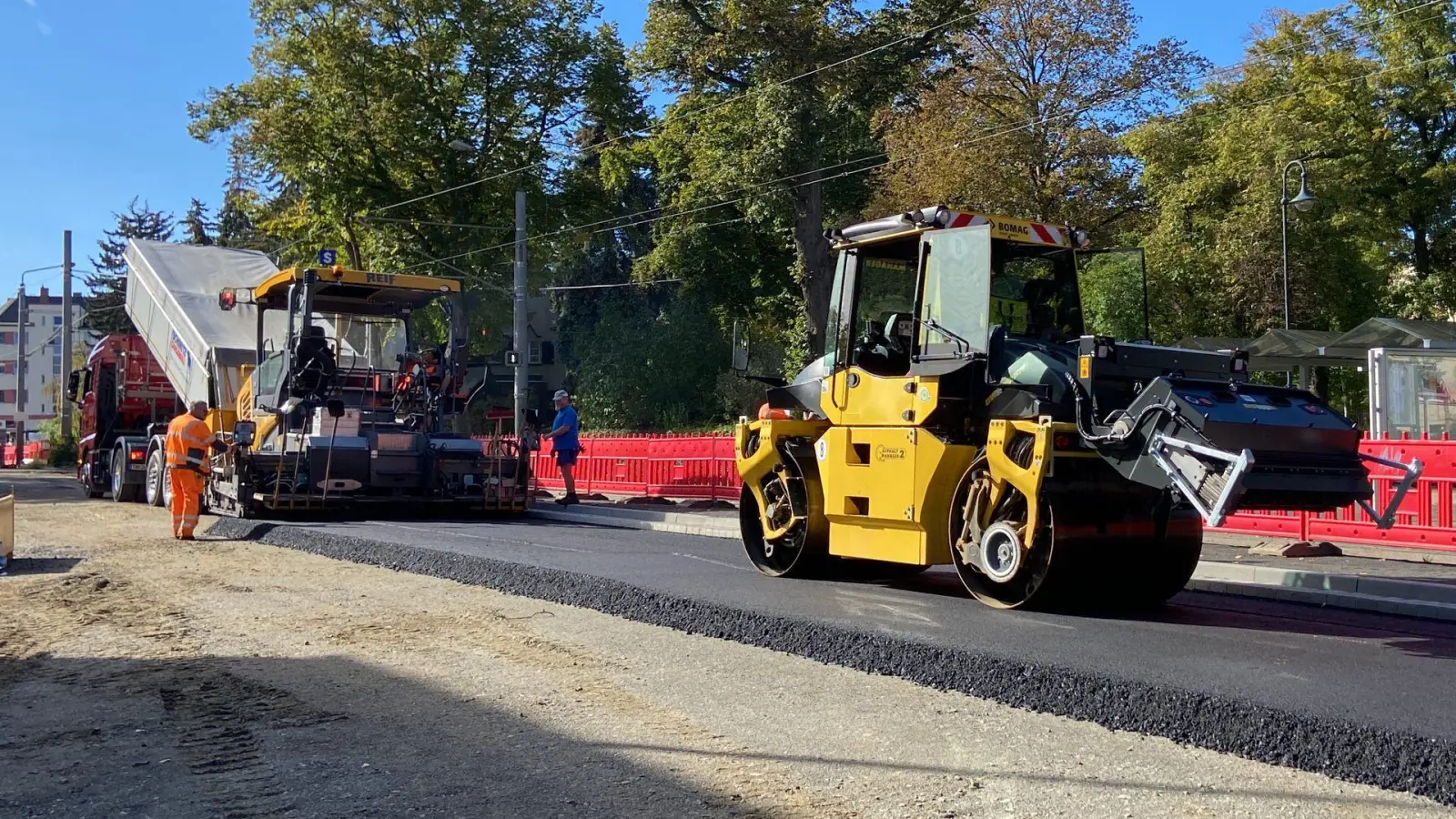 Heiße Phase auf der Baustelle B87: der Asphalt ist da (Foto: taucha-kompakt.de)