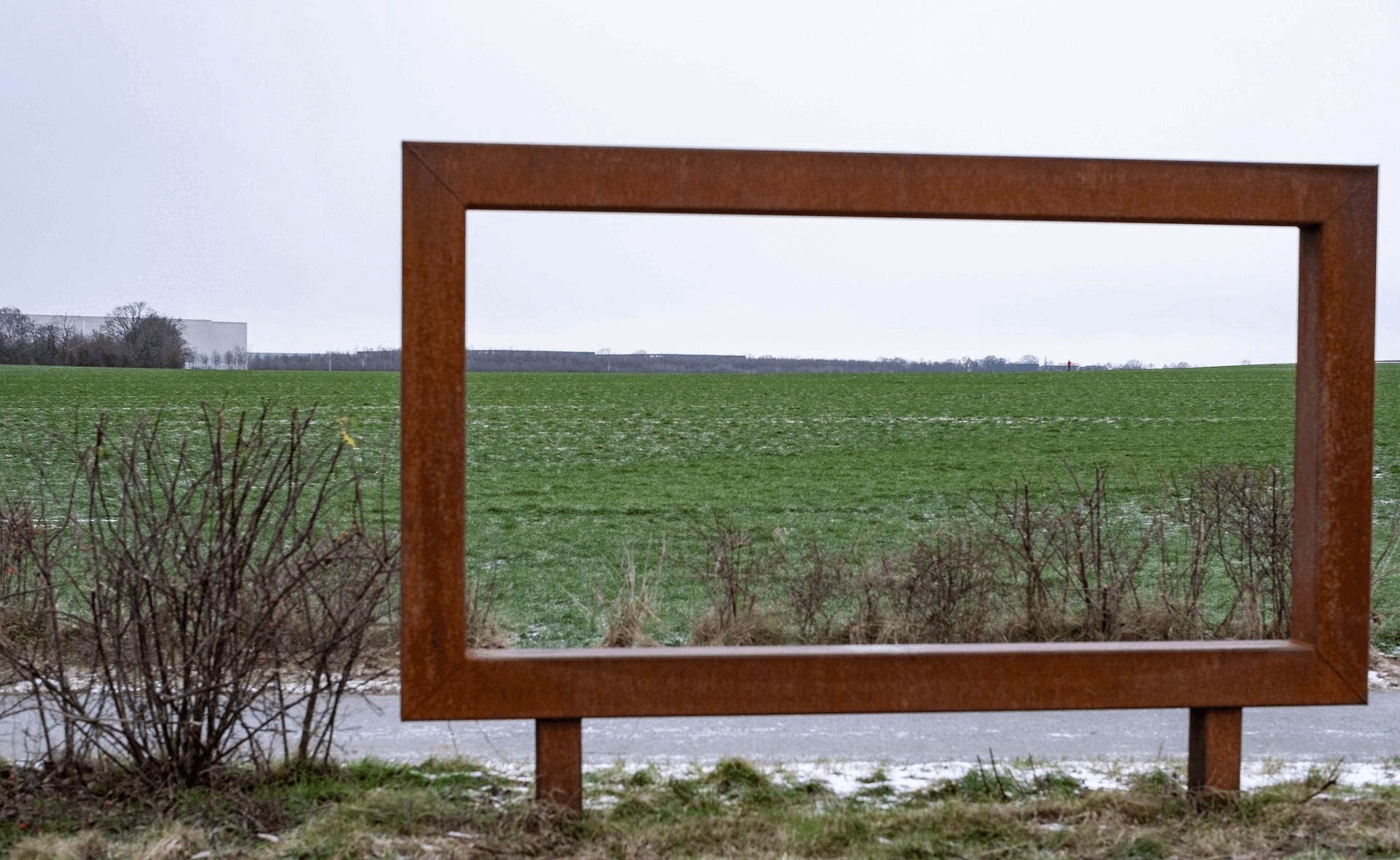 Vorher und nachher: So stellt sich Henry Ludwig den Anblick der 20 Meter hohen Hallen auf dem jetzigen Acker vor. (Foto: Henry Ludwig)