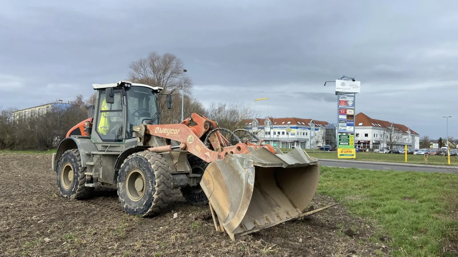 Dieser Radlader steht seit gestern auf dem Feld an der Dewitzer Straße 54, wo sich künftig der Containerbau der Grundschule 3 befinden soll. Foto: Daniel Große (Foto: taucha-kompakt.de)