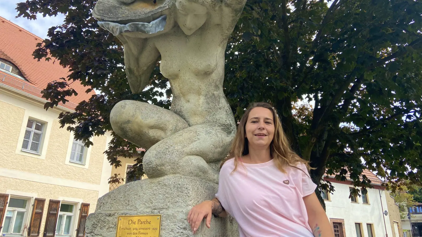 Anita Müller und ihr steinernes Vorbild “Die Parthe” (Foto: taucha-kompakt.de)