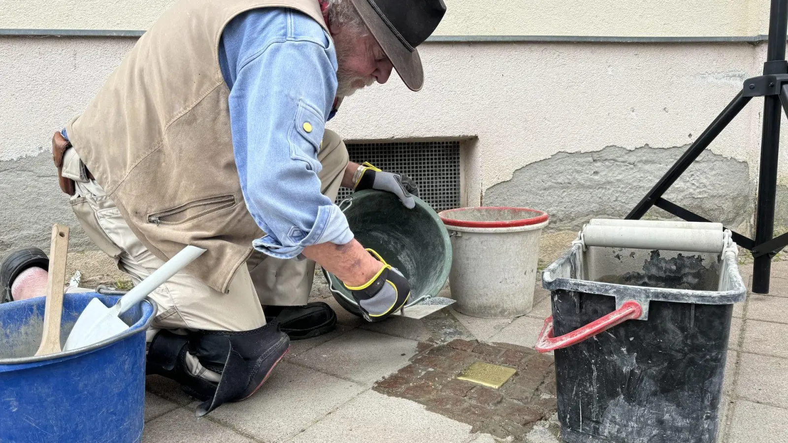 Künstler Gunter Demnig setzt bis heute jeden Stolperstein selbst, so auch in Taucha. (Foto: Daniel Große)