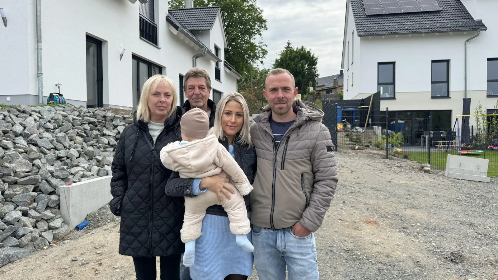 Familie Forth vor den bislang fünf Häusern an der Cradefelder Straße. (Foto: Daniel Große)