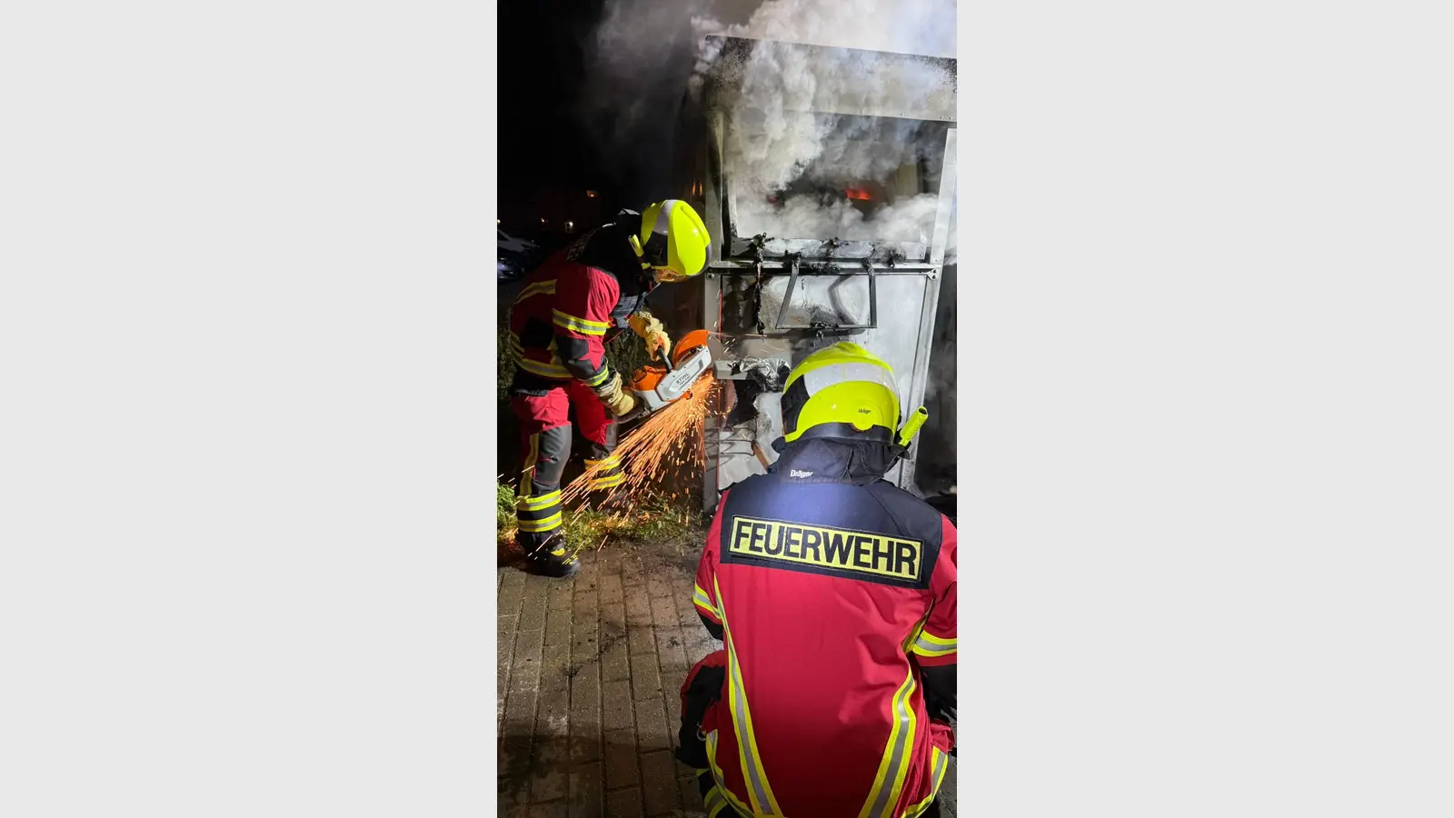 Der Kleidercontainer musste aufgeflext werden. (Foto: Freiwillige Feuerwehr Taucha)