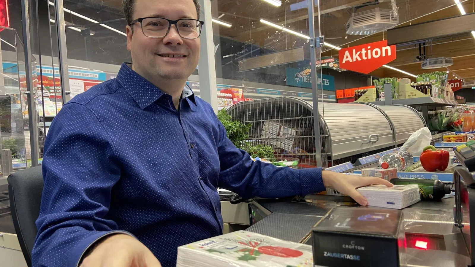 Bürgermeister Tobias Meier saß heute eine Stunde an der ALDI-Kasse. (Foto: taucha-kompakt.de)