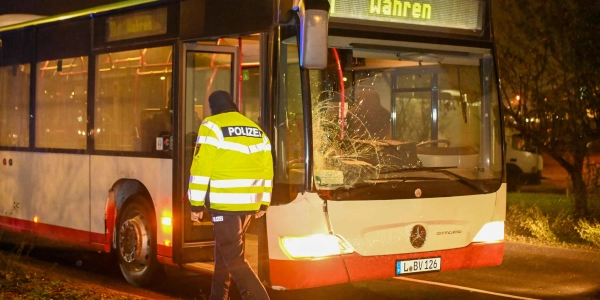 Bus erfasst Fußgänger im Dunkeln: Mann lebensbedrohlich verletzt (Foto: EHL Media/Sven Kunze)